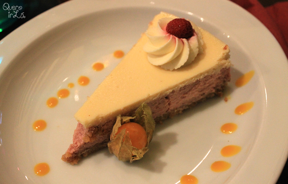 cheesecake do Le café des chats, restaurante de gatos em Paris.
