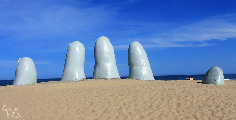 Escultura Los Dedos. Cartão Postal de Punta del Este, Uruguai.