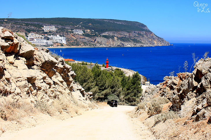Caminho para a trilha da Praia da Ribeira do Cavalo em Portugal