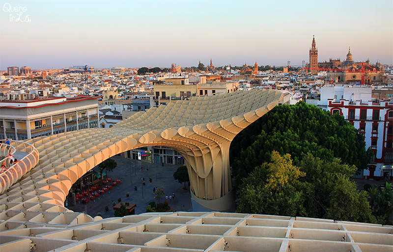 Vista de Sevilha sobre o Metropol Parasol / Las Setas