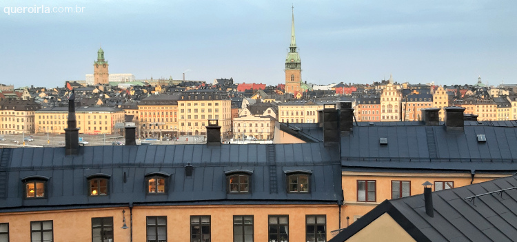 Vista da cidade através do caminho de Monteliusvägen