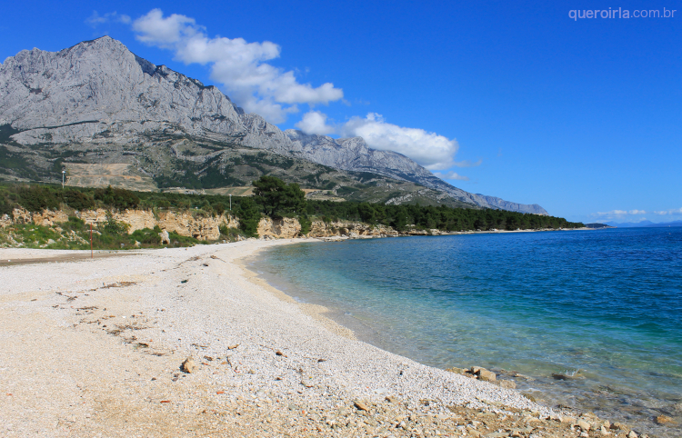 Praia de Baska Voda, na costa da Dalmácia na Croácia